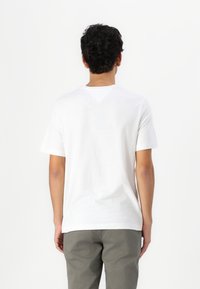 Tommy Hilfiger ESSENTIAL SOLID POCKET TEE - Basic T-shirt - white