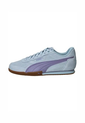 Lichtblauwe Puma sneaker met paarse zijstreep, veterontwerp en bruine gestructureerde zool, gezien vanaf de buitenkant.