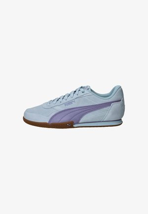 Baskets Puma bleu clair avec bande latérale violette, design à lacets et semelle marron texturée, vues du côté extérieur.