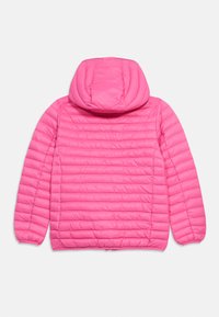 Geacă matlasată cu glugă, roz aprins, cu mâneci lungi și cusături orizontale pe un fundal simplu, deschis la culoare.