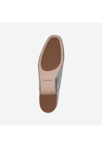 Semelle de chaussure en cuir argenté avec des accents en caoutchouc marron clair. Elle présente une surface lisse et une forme de bout arrondi, étiquetée "PETER KAISER."