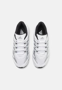 Baltie sporta apavi ar sietu un sintētiskajiem materiāliem, ar sudraba akcentiem, noapaļotu purngalu un mīkstinātu zoli. Saistāmā konstrukcija.