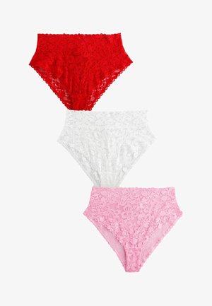 Tři páry krajkových kalhotek s vysokým pasem v červené, bílé a růžové barvě, zdobené květinovými vzory a vlnitými okraji. Každý pár je poloprůhledný.