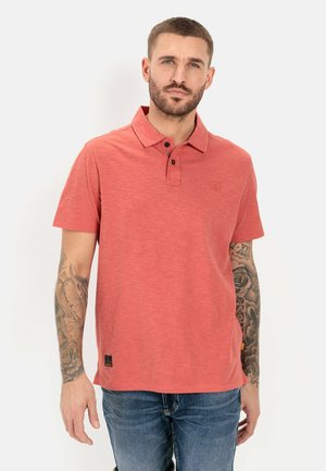 Korte mouw polo-shirt in koraal met een gestructureerde stof, uitgerust met een klassieke kraag, een drieknoopsluiting en een klein logo op de borst.