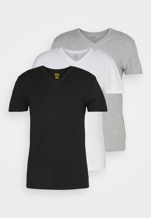 Três t-shirts de decote em V empilhadas: preta, branca e cinza claro. Feitas de algodão, com mangas curtas e um corte clássico. Design simples, sem padrões.