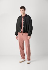 HUGO DISHORTE - Joggebukse - light pastel pink