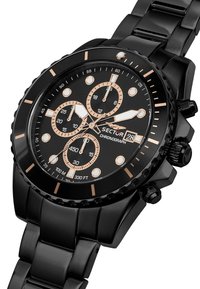 Orologio cronografo in acciaio inox nero con quadrante rotondo, dettagli dorati, tre sotto-quadranti, indicatori luminosi e bracciale a maglia.