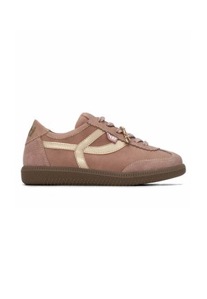 Zapatilla deportiva baja en rosa empolvado con franja lateral beige, suela de goma marrón y cordones rosas con un pequeño colgante dorado, mostrada de perfil.