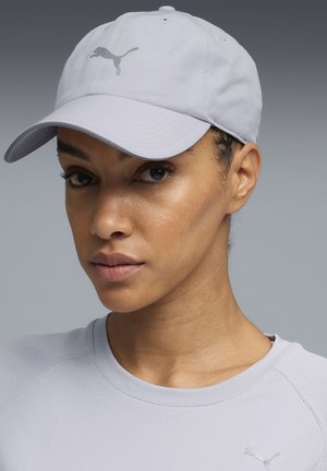 Jasnoszara czapka z daszkiem z zaokrąglonym rondem, z szarym logo Puma z przodu. Tkanina wydaje się gładka i lekko błyszcząca.