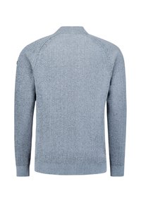 Lichtblauwe gebreide trui met een hoge kraag, geribde manchetten en zoom. De textuur van de stof heeft subtiele patroondetails aan de achterkant.