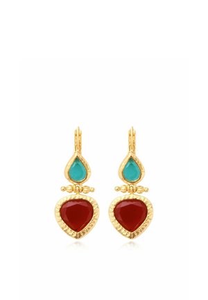 Boucles d’oreilles gouttes en or avec une pierre turquoise en forme de larme au-dessus d’une pierre rouge plus grande en forme de cœur, reliées par des accents décoratifs en or.