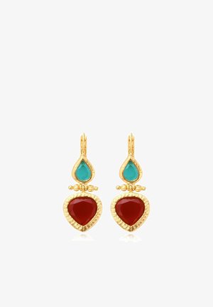 Boucles d’oreilles gouttes en or avec une pierre turquoise en forme de larme au-dessus d’une pierre rouge plus grande en forme de cœur, reliées par des accents décoratifs en or.