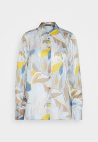 Chemise à manches longues de couleur bleu clair avec un motif de feuilles en jaune, marron et bleu, dotée d'un devant boutonné et d'une texture douce.