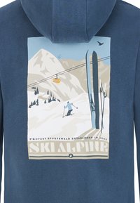 Námornícky modrá mikina s grafickou potlačou lyžovania a hôr, s bielym textom "SKI ALPINE" a lanovkou v pozadí.