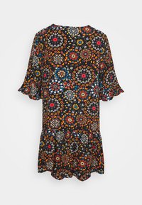Robe noire à motifs floraux avec de courtes manches à volants, un ourlet à plusieurs niveaux et des fleurs multicolores en rouge, bleu et orange. Tissu doux.