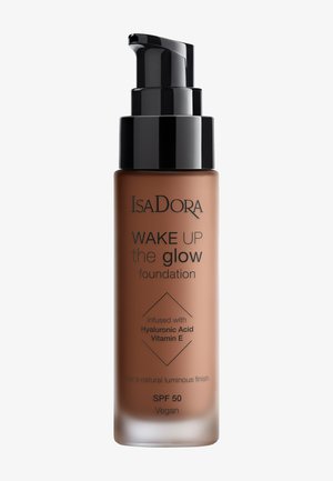 IsaDora Wake Up the Glow foundationfles met pomp, SPF 50, verrijkt met hyaluronzuur en vitamine E, veganistische formule, mediumbruine tint.