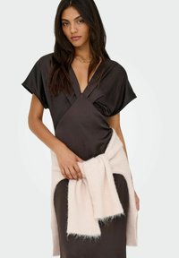 Juodas apvalus suknelė iš lygaus audinio, su trumpomis rankovėmis, derinama su šviesiai rožine minkšta megztine, užrišta ties liemeniu.