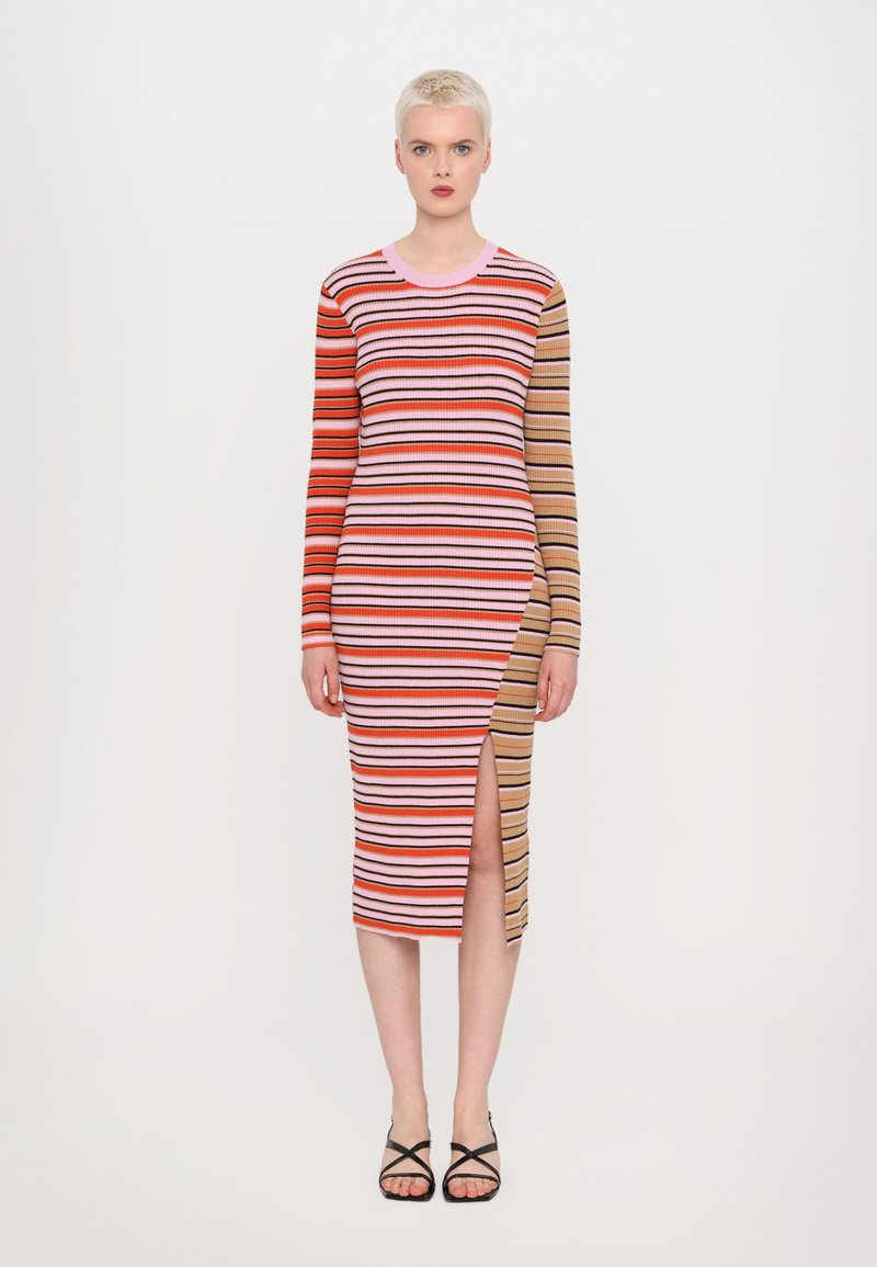 Gestreiftes langärmliges Kleid mit einem seitlichen Schlitz, das unterschiedlich breite Streifen in Rot, Rosa und Braun aufweist. Gerippte Textur, figurbetonte Silhouette.