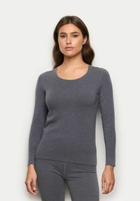 Maglia grigia a maniche lunghe realizzata in morbido tessuto con scollatura rotonda e design aderente, abbinata a pantaloni grigi coordinati.