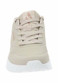 Zapatillas deportivas beige con parte superior sintética suave, puntera redonda, detalles perforados y suela de goma blanca. Con diseño de cordones.