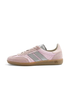 Sneaker rosa basso profilo con dettagli in suede, strisce laterali argento, chiusura con lacci e suola marrone testurizzata rivolta a destra su sfondo bianco.