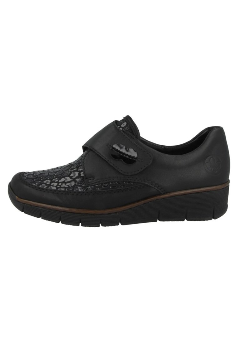 Chaussures en cuir noir avec un motif texturé sur l'avant, dotées d'une sangle en velcro, d'un petit talon et d'une semelle en caoutchouc.