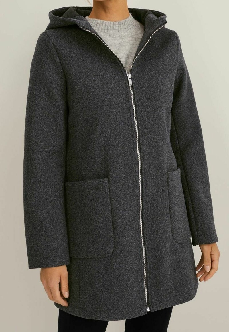 Cappotto grigio scuro con cappuccio, dalla texture liscia, chiusura frontale con zip, due grandi tasche a toppa e vestibilità comoda. Realizzato in tessuto caldo e morbido.