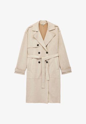 Cappotto lungo beige realizzato in tessuto morbido, con una chiusura doppiopetto, ampi revers, due tasche e una cintura coordinata. Pieghe e polsini in risalto.