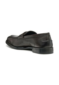 Scarpa in pelle marrone senza lacci con suola in gomma nera bassa, punta arrotondata e dettagli cuciti sui lati e sul retro.