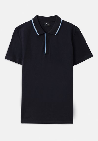 Camisa polo azul-marinho feita de algodão, com um colarinho clássico e riscas em azul-claro em contraste ao longo do colarinho e da pala.