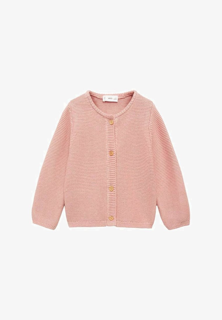 Svijetloružičasti pleteni kardigan s okruglim izrezom, dugim rukavima i pet drvenih gumba sprijeda. Teksturirani uzorak po cijeloj površini.