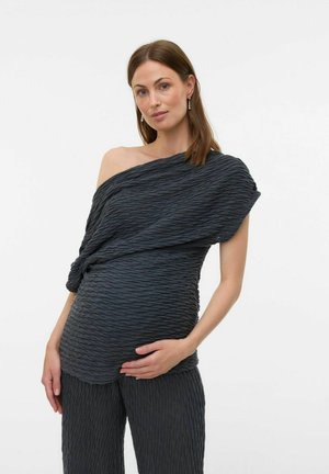 Top grigio scuro per maternità in tessuto testurizzato e ondulato che drappeggia su una spalla. Abbinato a pantaloni testurizzati coordinati, che enfatizzano comfort e stile.