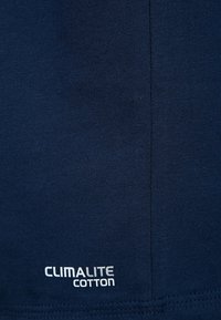 Mörkblå bomullsduk med ribbad textur. Har "CLIMALITE COTTON"-logotypen i vitt längst ner. Enkelt och funktionellt design.
