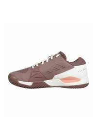 Zapatilla deportiva en púrpura y blanco que cuenta con una parte superior texturizada, suela de goma duradera, marca prominente y un talón acolchado para mayor soporte.