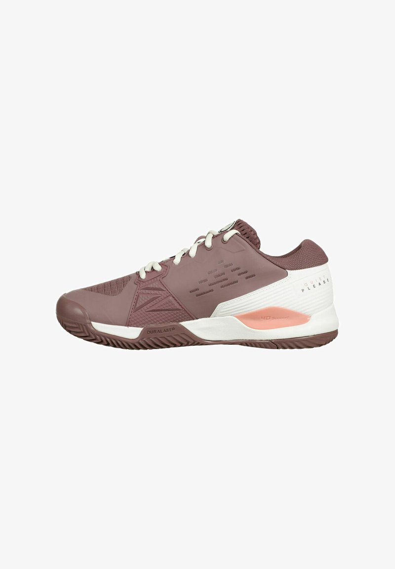 Zapatilla deportiva en púrpura y blanco que cuenta con una parte superior texturizada, suela de goma duradera, marca prominente y un talón acolchado para mayor soporte.
