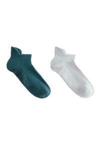 Két pár rövid zokni: egy türkiz, egy fehér, mindkettő texturált tapadós talppal és bordázott felső részével, szoros illeszkedéssel és boka magassággal.