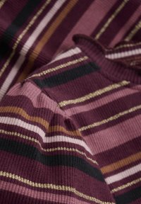 Randig stickad tyg med vinröda, rosa, svarta och guldtrådar. Texturen är ribbad med varierande stripebredder och metalliska accenter.