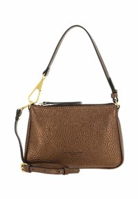 Sac à main en cuir marron avec une surface texturée. Présente des ferrures dorées, une courte bandoulière et une longue bandoulière amovible. Fermeture éclair.