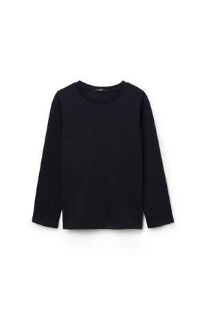Camisa de manga larga de algodón negro sólido. Presenta un escote redondo y un corte recto con textura suave y sin patrones ni acentos visibles.