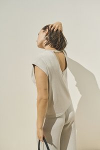 Haut argenté scintillant avec un décolleté profond au dos, associé à un pantalon ajusté assorti. L'ensemble présente des manches courtes et une coupe décontractée.