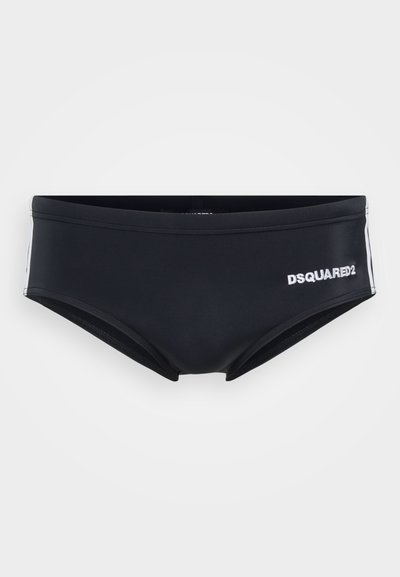 Schwarze Herren-Badebriefe mit weißen Seitenstreifen und dem "DSQUARED2"-Logo auf der rechten Vorderseite vor einem schlichten Hintergrund.
