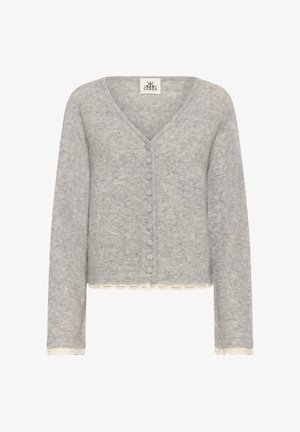 Cardigan gris clair duveteux avec col en V, boutons recouverts de tissu sur le devant et bordure en dentelle blanche aux poignets et à l'ourlet.