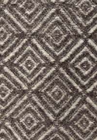 Wollstoff mit einem Diamantmuster in Brauntönen und Creme. Die Textur ist weich und hat ein leicht flauschiges Aussehen.