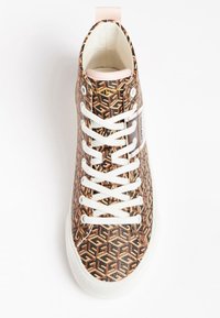 Baskets montantes avec un motif géométrique en marron et or, lacets blancs et semelle en caoutchouc blanche. Elles présentent une languette arrière rose et un logo.