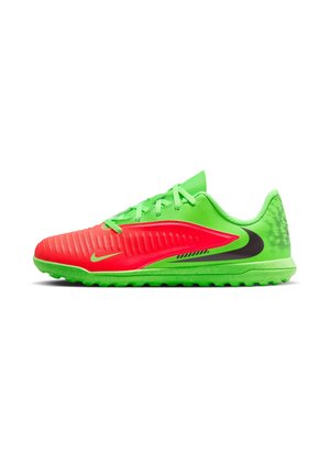 Lage sportschoen met groene zool en bovenwerk, rode voorkant, zwart Nike swoosh-logo en groene veters, gezien vanaf de linkerkant.