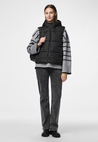 Pieces PCBEE PUFFER VEST  - Brezrokavnik - black