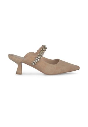 Mule beige in suede con punta appuntita, dotate di una fascia decorativa con embellishments trasparenti e un tacco basso e scolpito.