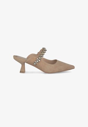 Beige Wildleder-Pantoletten mit spitzem Zehenbereich, ausgestattet mit einem dekorativen Riemen mit klaren Verzierungen und einem niedrigen, skulpturierten Absatz.