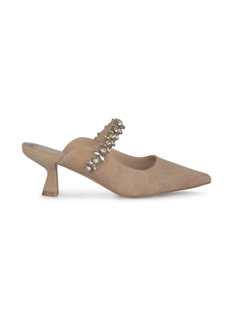 Mules de ante beige con punta afilada, que cuentan con una correa decorativa con adornos transparentes y un tacón bajo y esculpido.