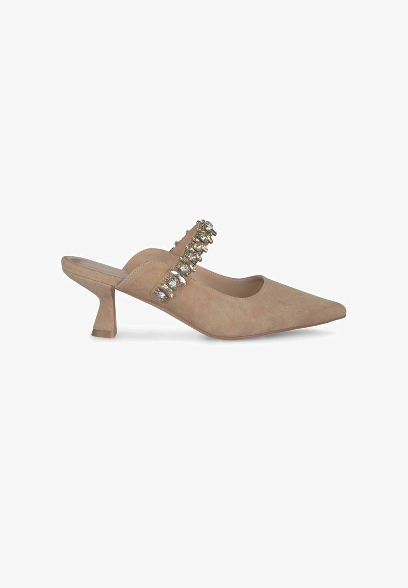 Mule beige in suede con punta appuntita, dotate di una fascia decorativa con embellishments trasparenti e un tacco basso e scolpito.